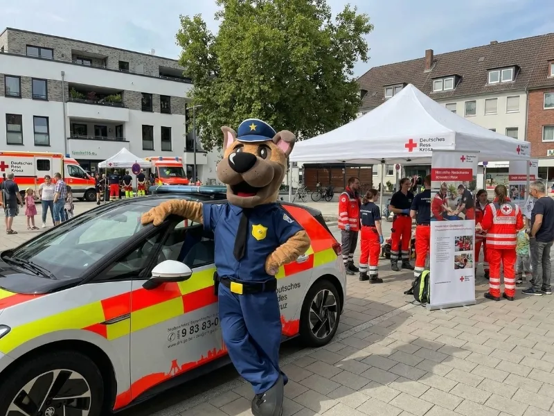 Basko vor einem Einsatzfahrzeug des Deutschen Roten Kreuzes