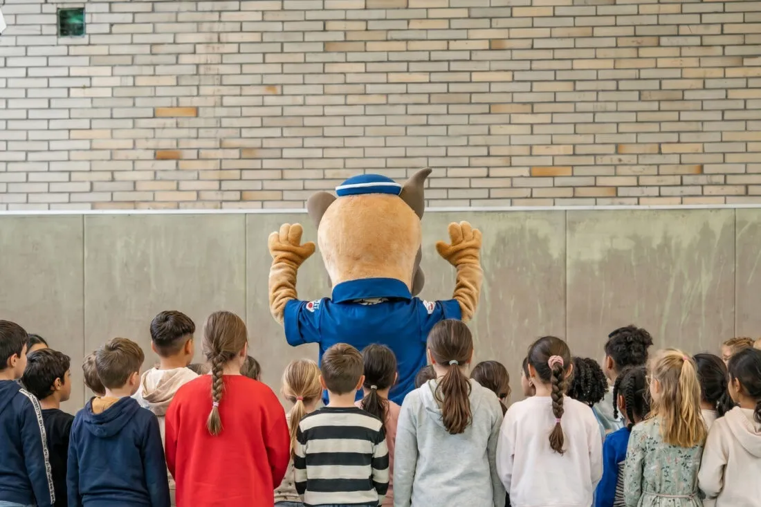 Basko tanzt mit Kindern