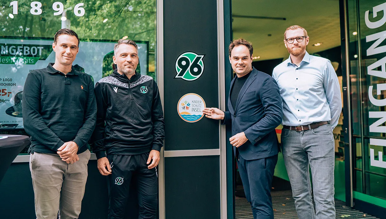 Übergabe der Kinder:Schutzinsel bei Hannover 96