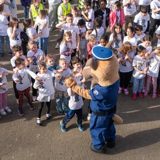 Basko mit vielen Kindern auf dem Schulhof der Leythe Schule