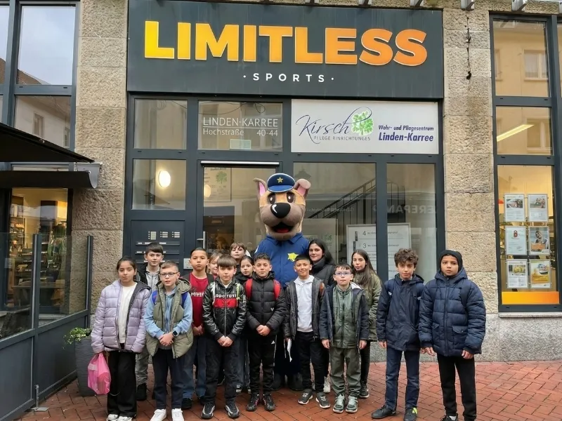 Kinder mit Basko vor dem Limitless Studio